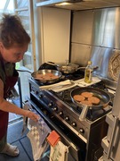 Bij 30 graden 72 vegaburgers bakken!